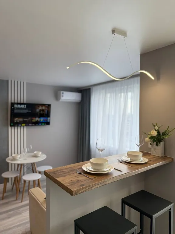 Студия с панорамными окнами и атмосферным видом