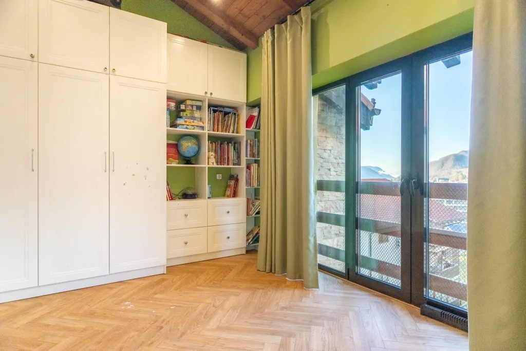 Уютная двухуровневая квартира с камином