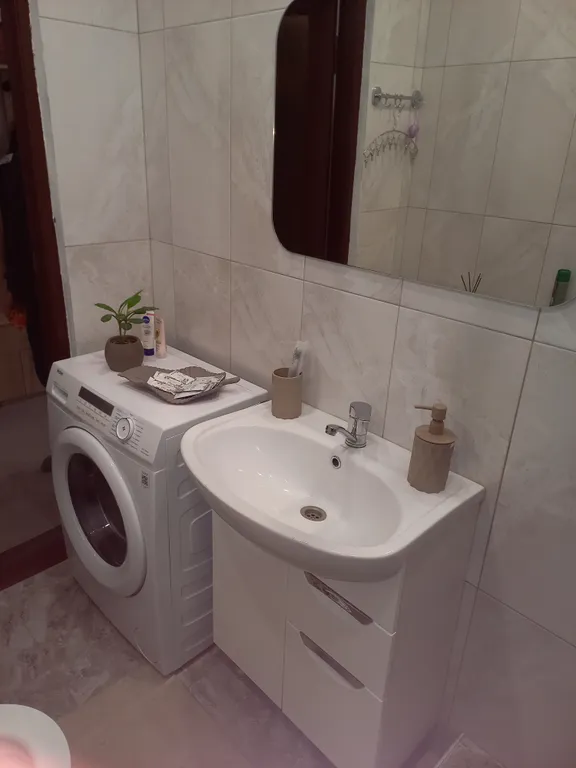 Светлая, чиста квартира в центре Владикавказа. Парковки во дворе  нет.