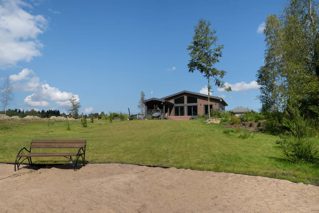 Загородный дом на берегу реки со своим пляжем