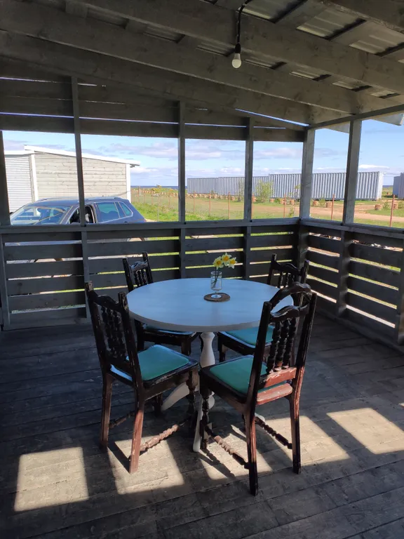 Домик с большой терассой на берегу озера