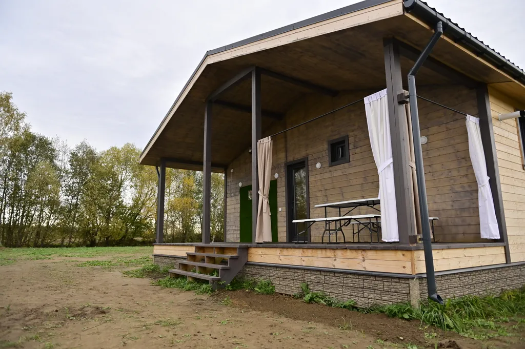 Дом с баней на дровах, банным чаном и большой гостиной