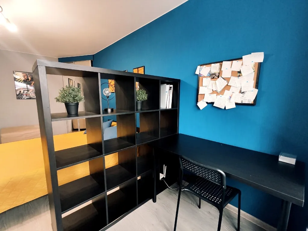 Стильная студия с балконом в самом центре