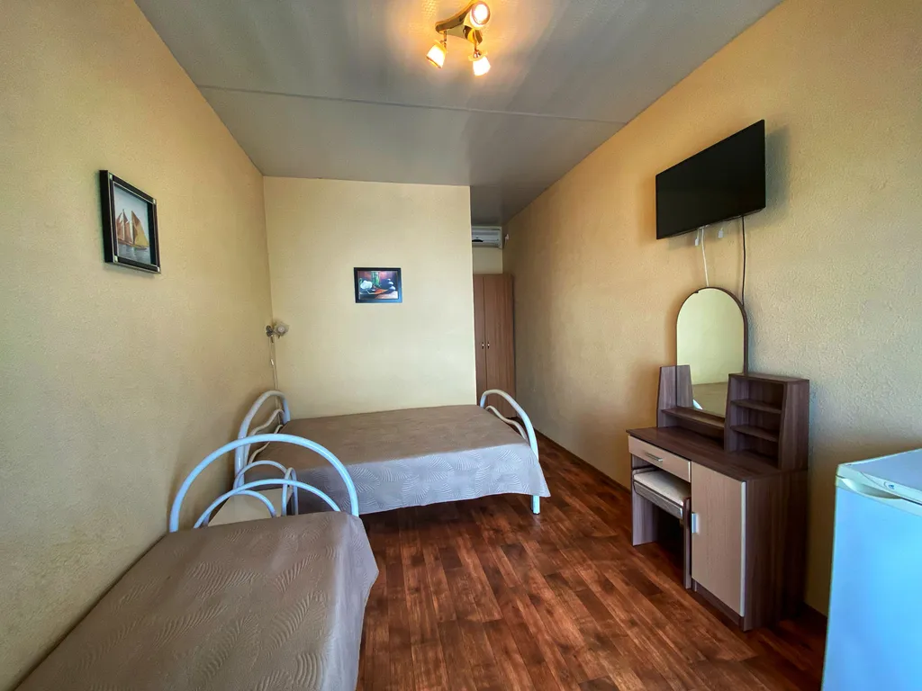 Трехместный номер с двуспальной и односпальной кроватями