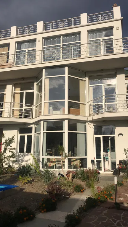 Новый дизайнерский европейский дом недалеко от моря, у Ялта интурист