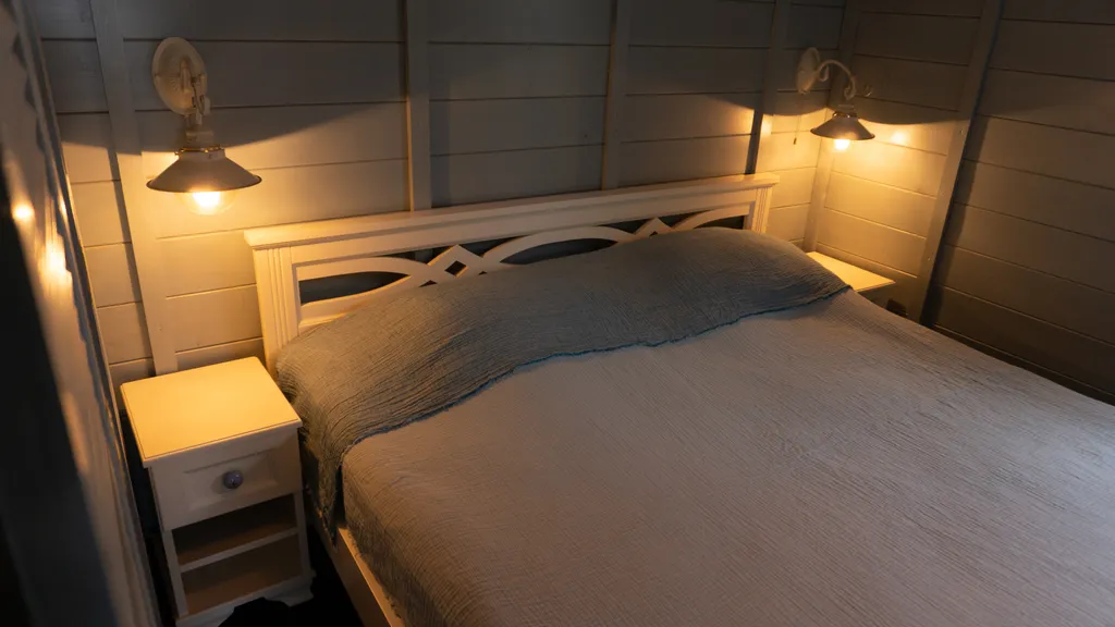 Красивый домик в лесу у реки