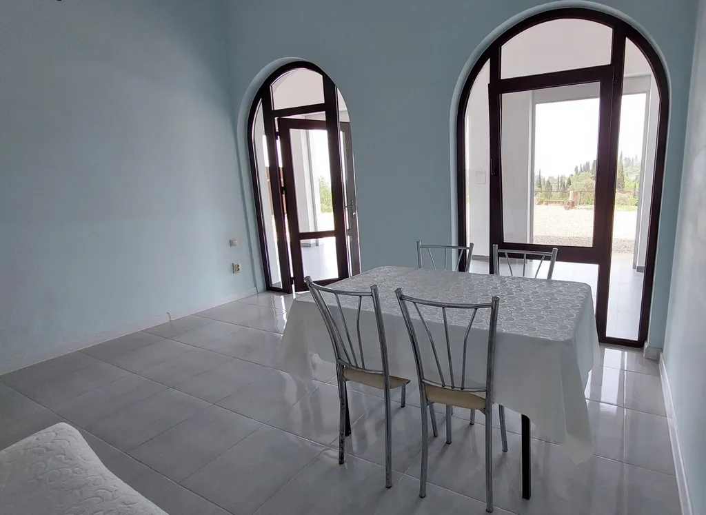 Просторный дом с большим двором в центре