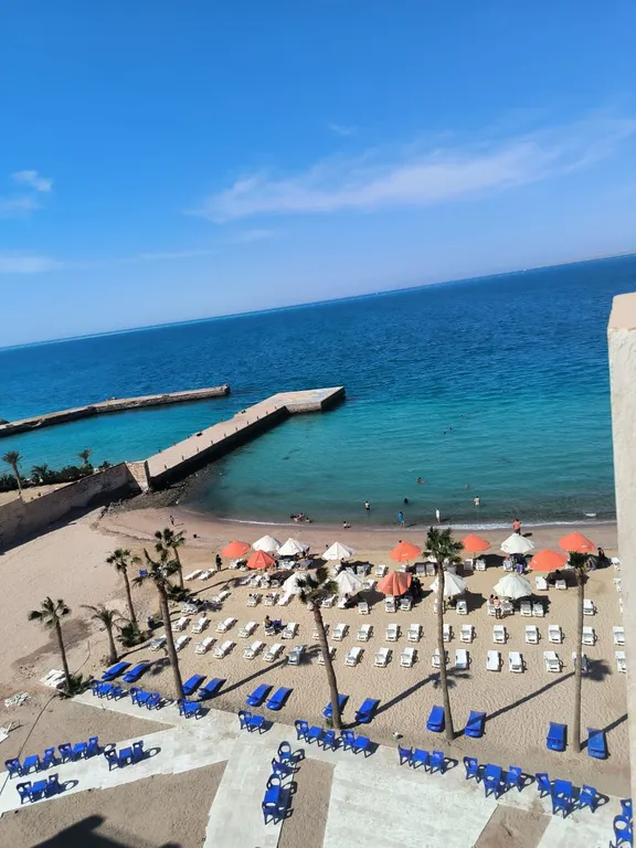 Уютная студия в терракотовом цвете на берегу моря, первая линия