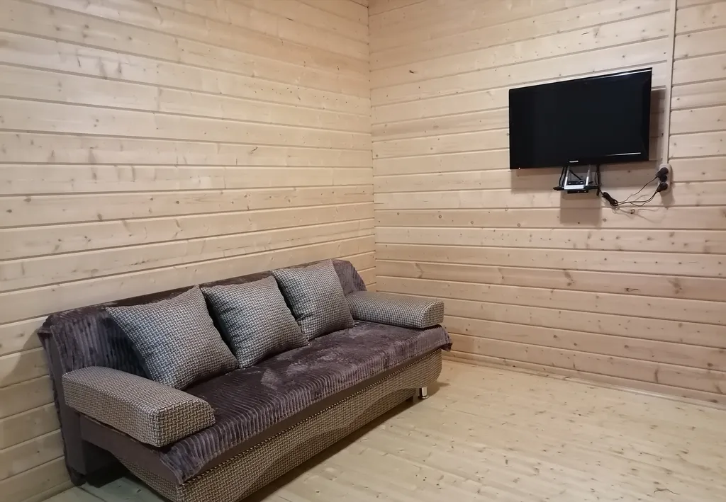 Домик в черешне с видом на город и море