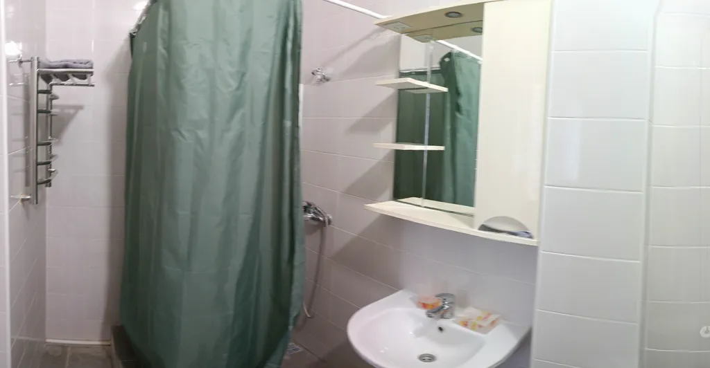 Уютная комната с отдельной кухней в коттедже