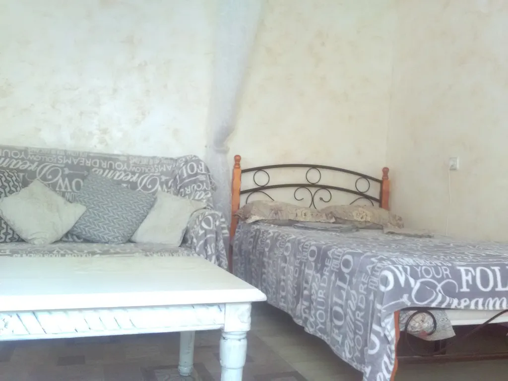 Первый этаж дома с отдельным входом и небольшим двориком