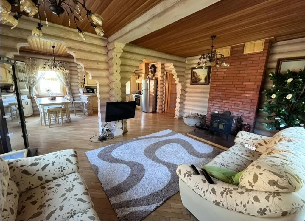 Уютный дом на побережье, на опушке соснового бора