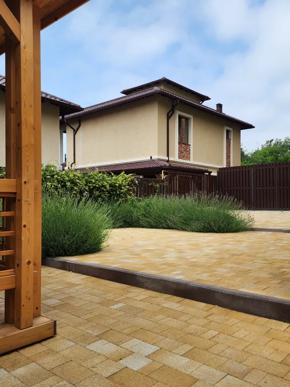 Дом с двором