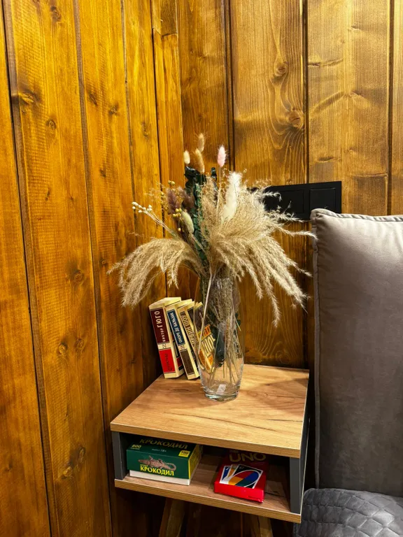 Дом с пятнистыми оленями и кроликами в лесу