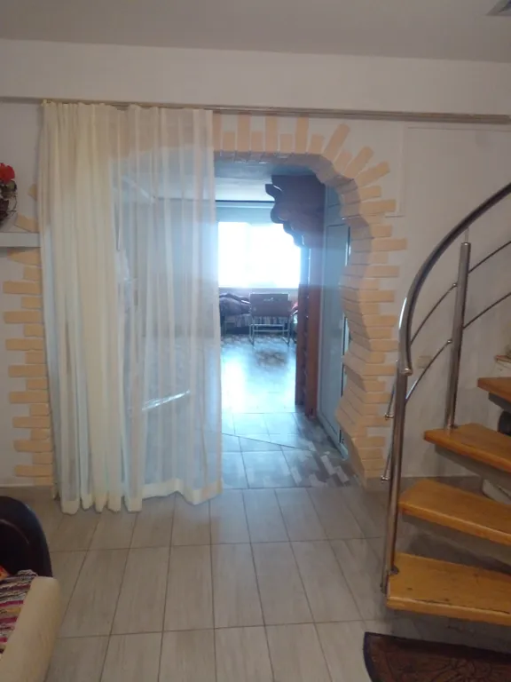 Эллинг на берегу моря