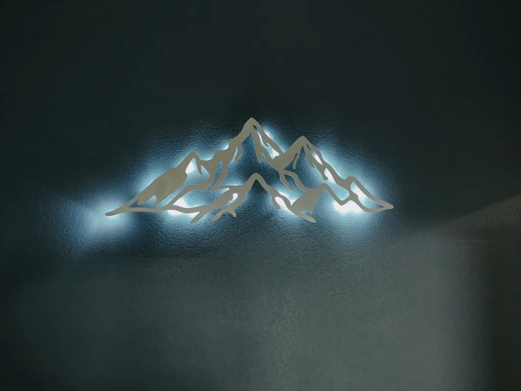 Светлая евро-двушка с горным пейзажем от художника