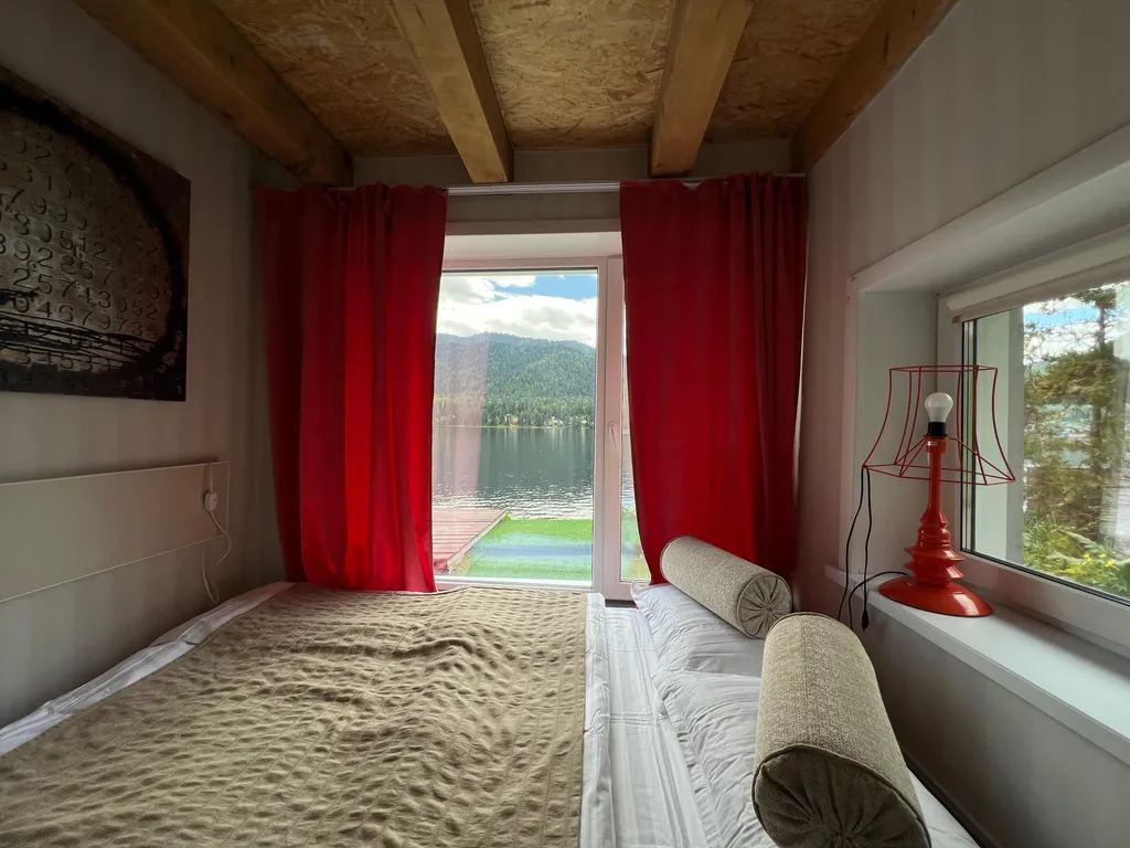 Дом америка на берегу телецкого озера