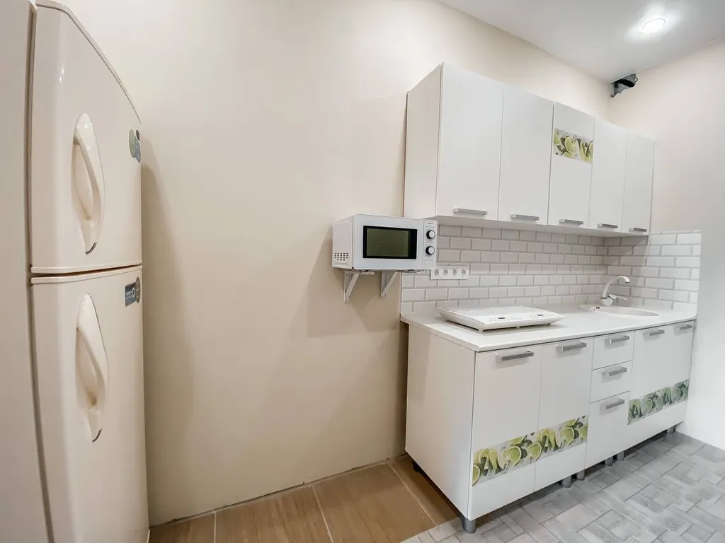 2 деревянных домика из сруба с беседкой-барбекю во одном дворе