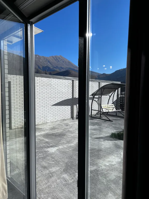 Красивый дом с видом на горы и реку