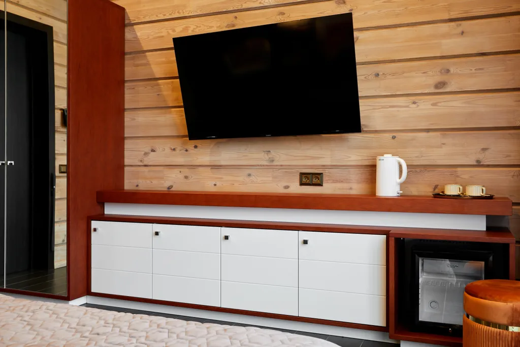 Стандартный номер с кроватью размера king-size и видом на озеро