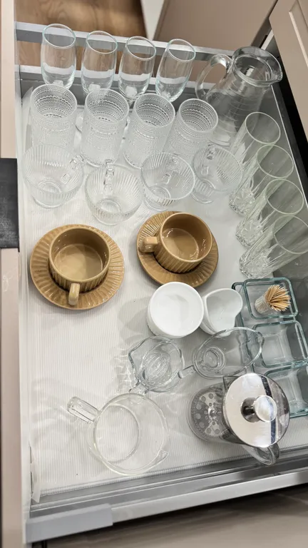 Евродвушка с высокими потолками и большими окнами, 2 кровати