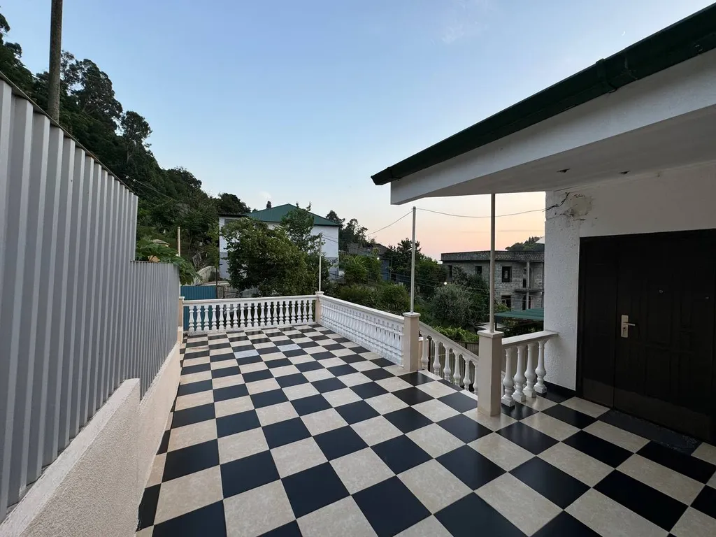 Коттедж Уютный второй этаж дома с отдельным входом и территорией во дворе — Сухум