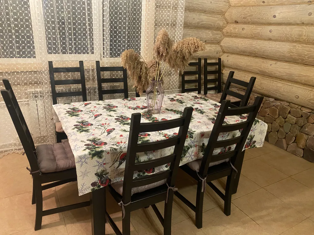 Уютный бревенчатый двухэтажный дом