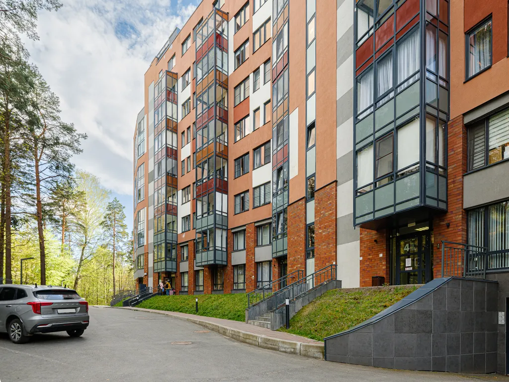 Дизайнерская студия с видом на сосны с закрытым двором