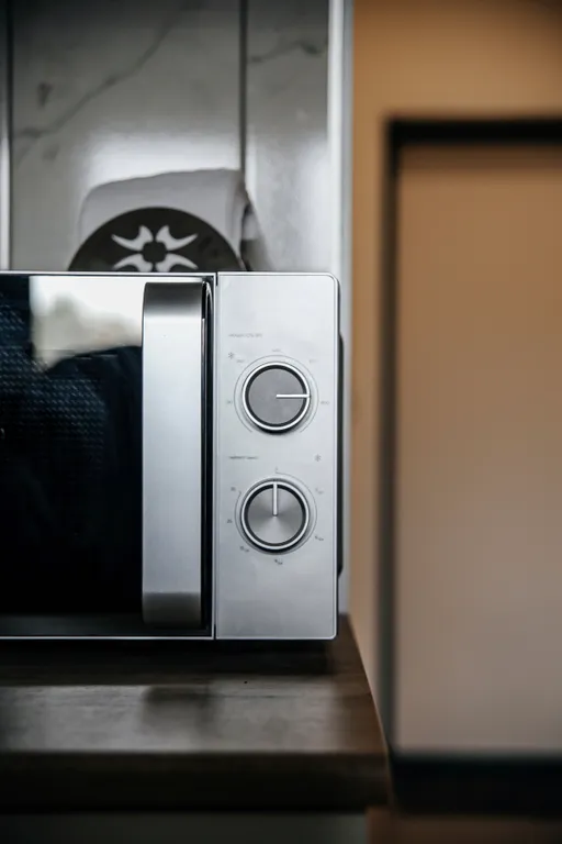 Гармония уюта: светлая студия с кроватью king size