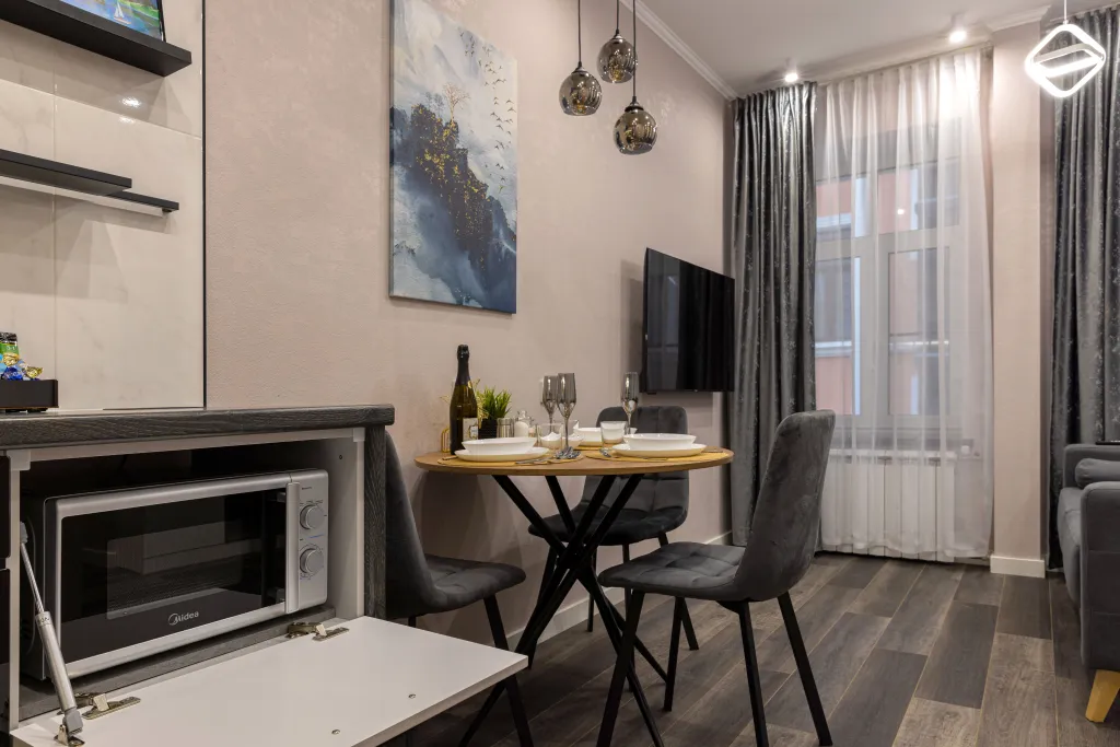 Новая дизайнерская студия на 3 окна Feel At Home у Невского проспекта