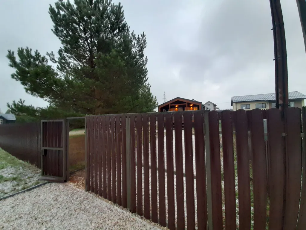 Дом в  соснах.