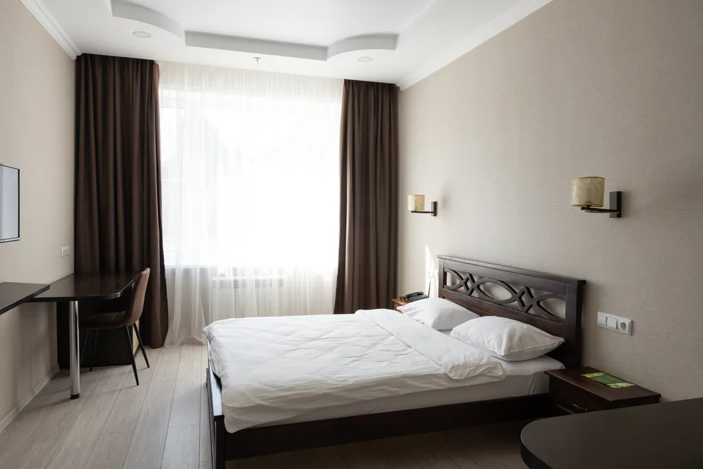 Номер в отеле с двуспальной кроватью и кондиционером