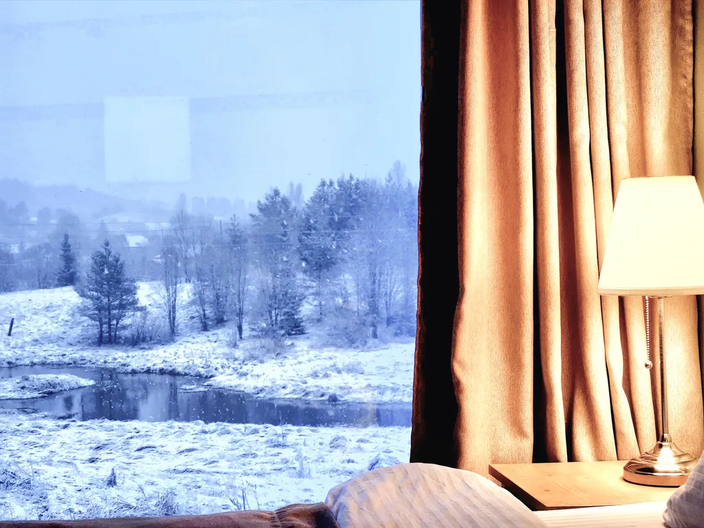 Журавлиный домик на берегу речки