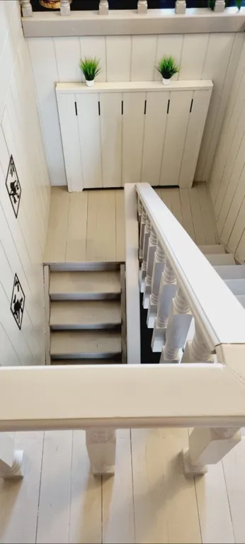 Коттедж у пруда в окружении леса