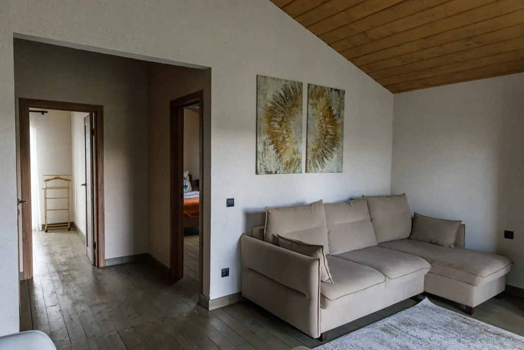 Просторный двухкомнатный коттедж 75 метров в лесу у пруда