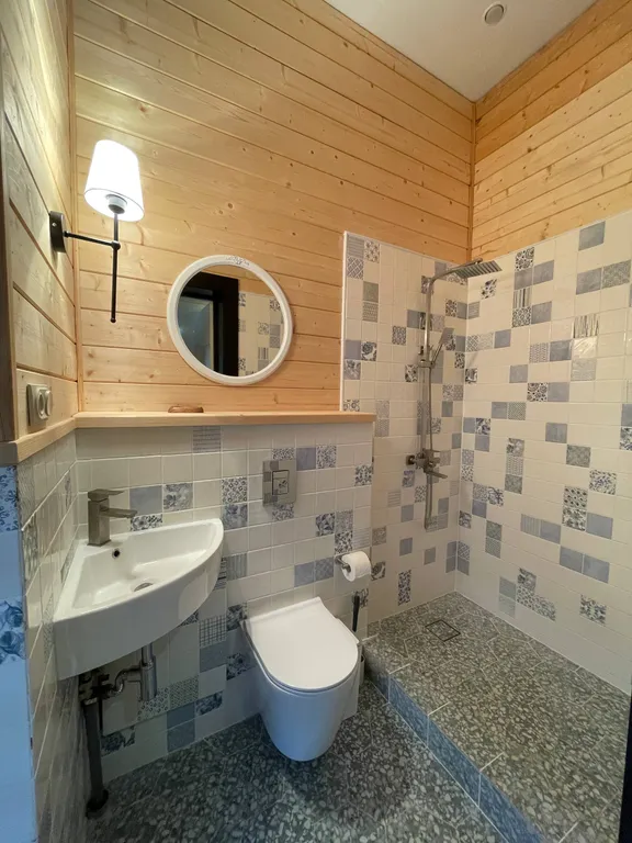 Просторный дом в стиле барнхаус с террасой й и чаном