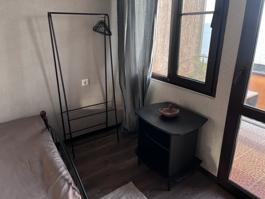 Дом на скалах с видом на море