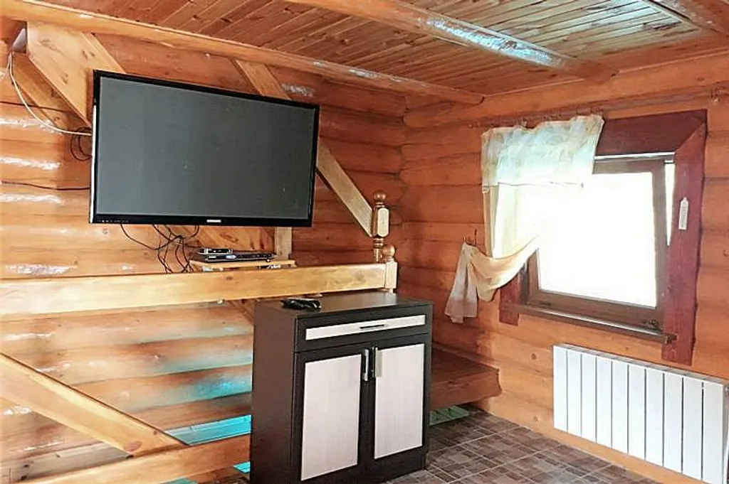 Бревенчатый дом в лесу с бассейном