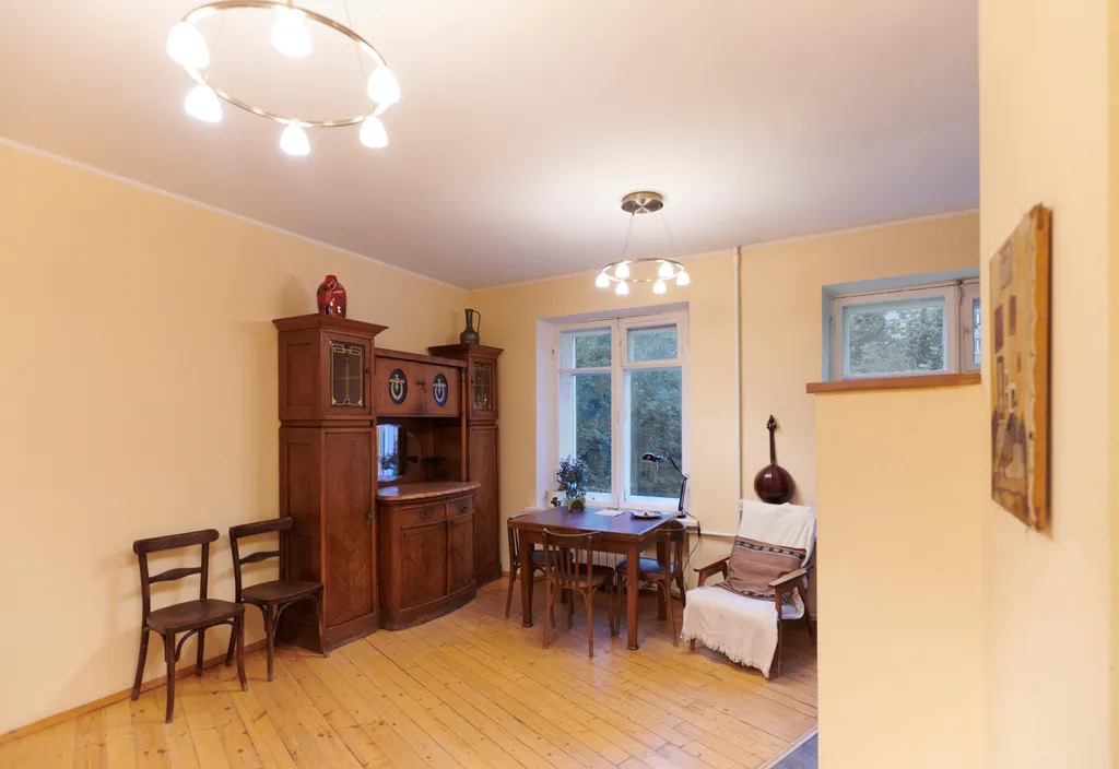 Квартира Квартира Старинная мебель в лучах солнца — Москва