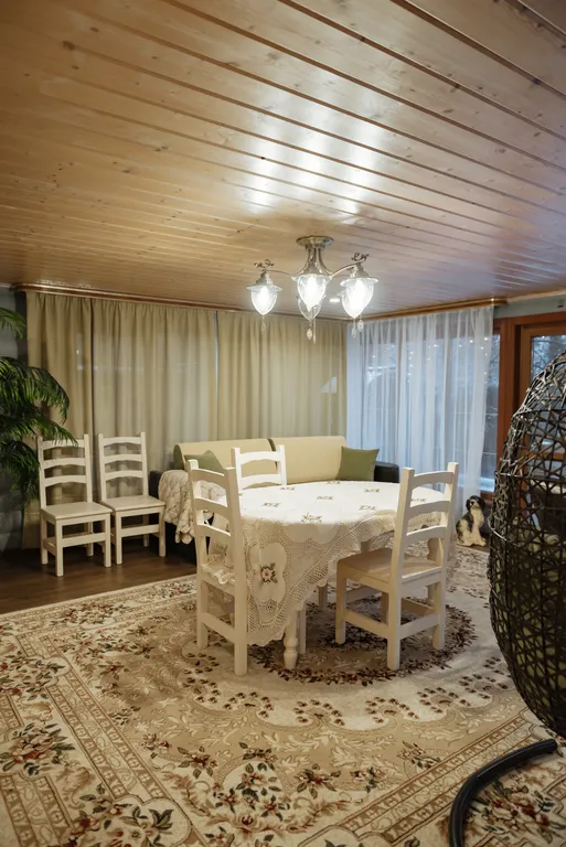 Уютный дом на берегу реки