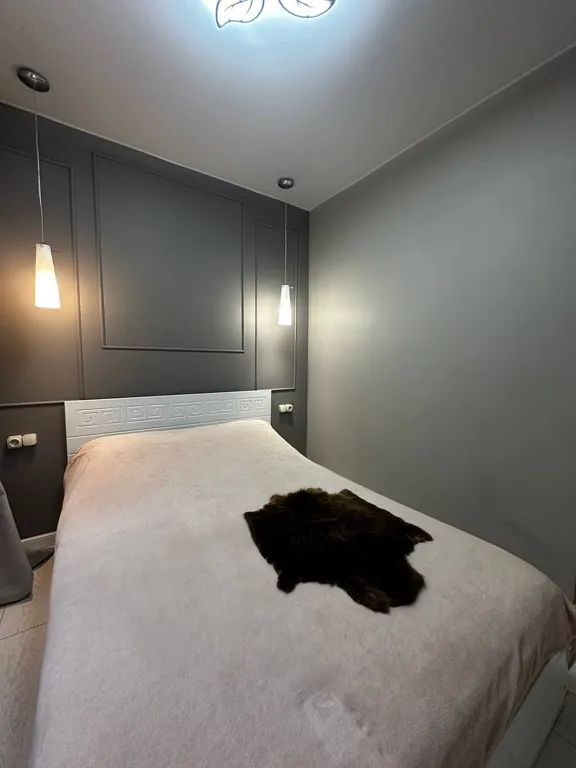 Дом в черте города в лесу