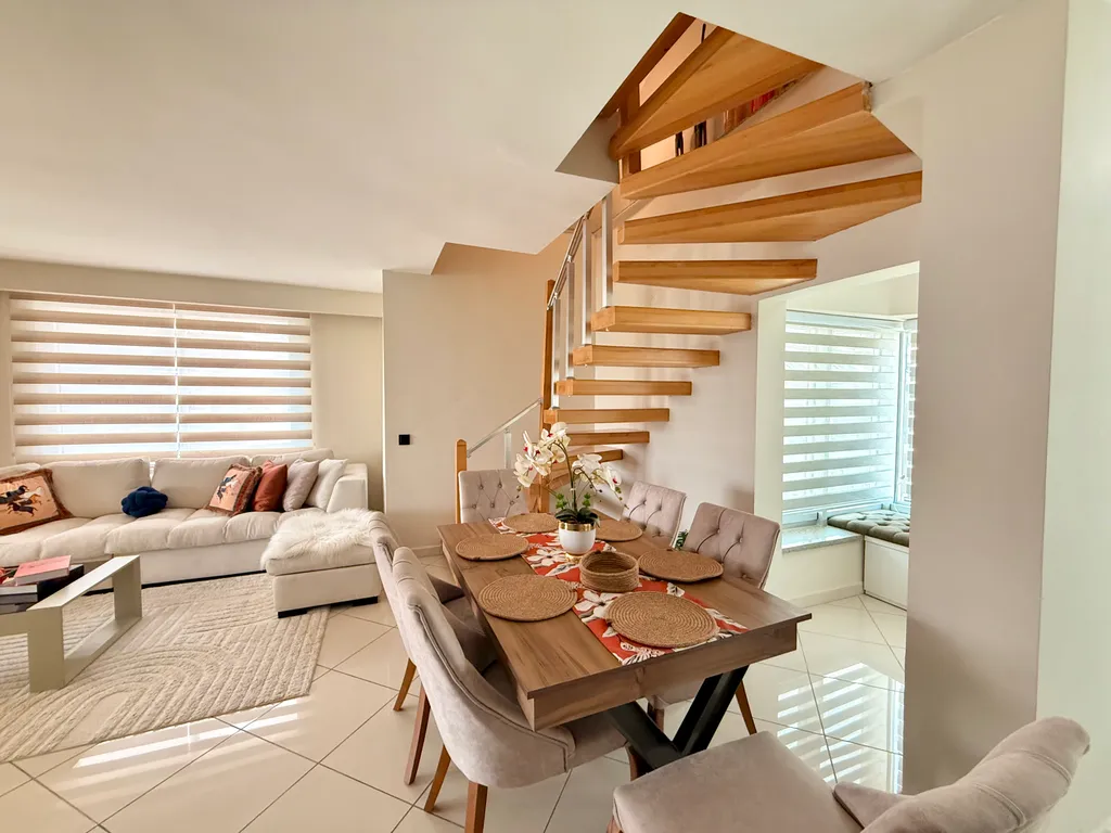 Двухуровневые апартаменты с видом на море и горы