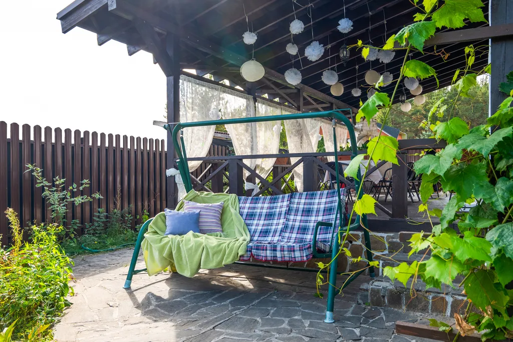 Белый коттедж с баней и бассейном рядом с озером