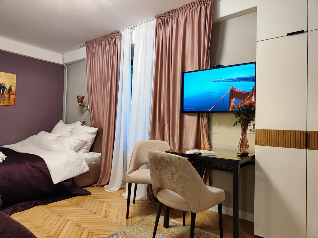 Арт квартира с 21 картиной, парком и бесплатным паркингом под окнами