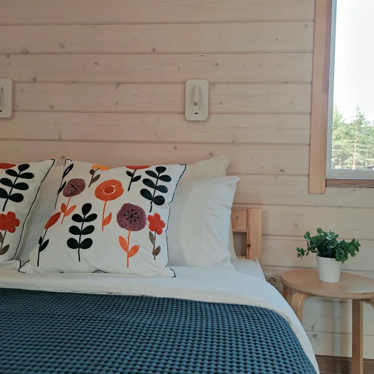 Экодомик из рубленого бревна с дровяной сауной