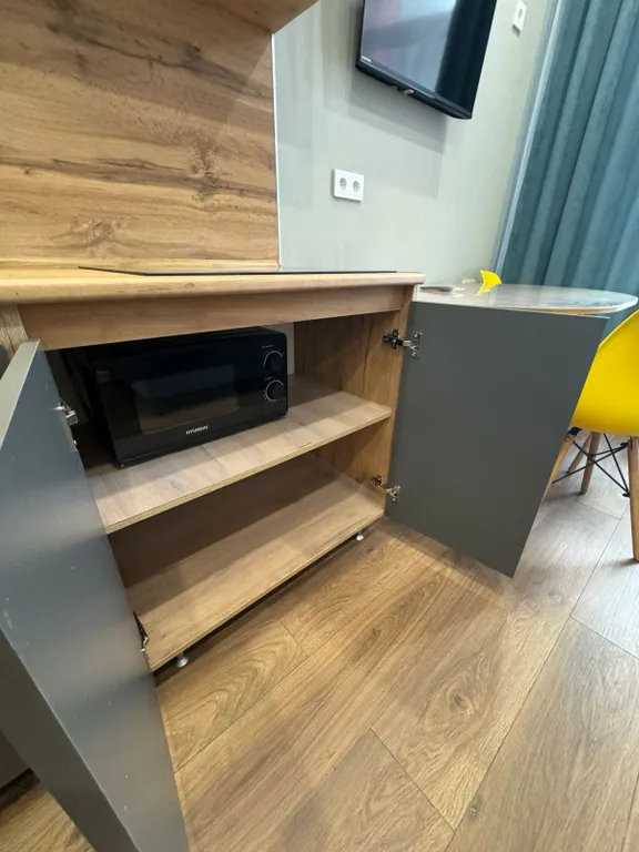 Уютная новая квартира с дизайнерским ремонтом с изолированной спальней