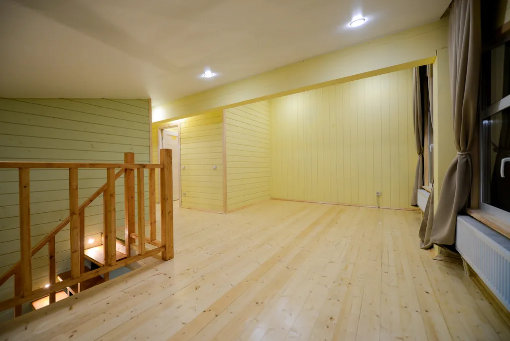 Большой коттедж на берегу из двух частей