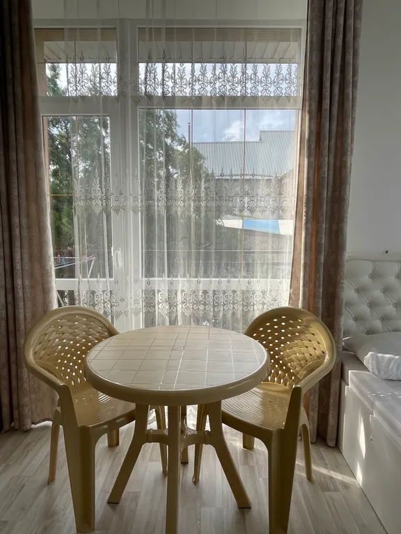 Четырёхместный номер  люкс с балконом с видом на город и горы