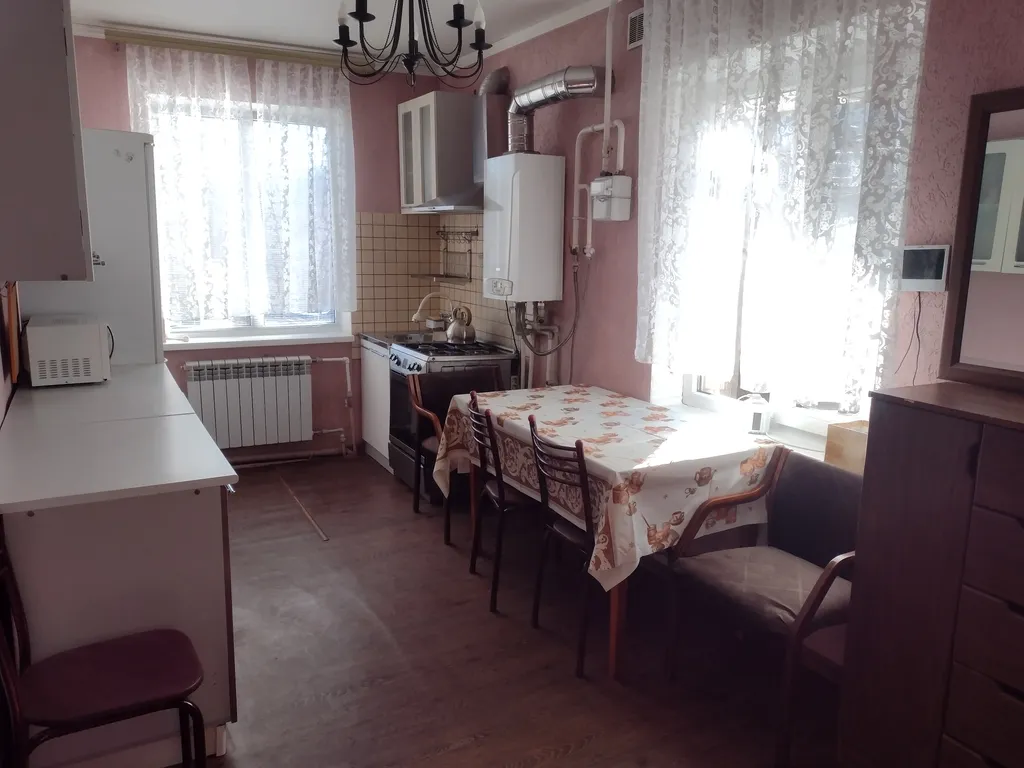 Уютный дoм, в живoписном райнe Беpмамыт у парка