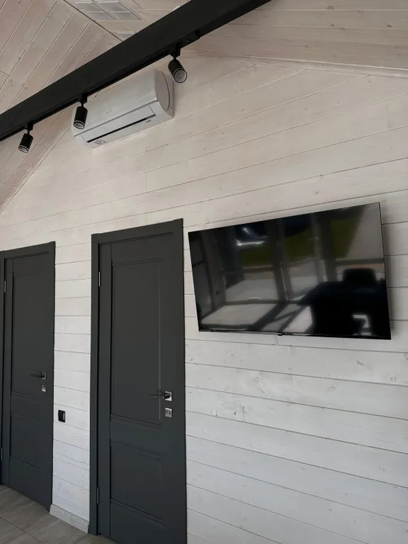 Уютный дом на берегу реки